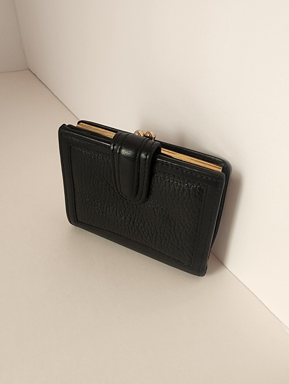 Coach Vintage Kisslock Wallet (Black )